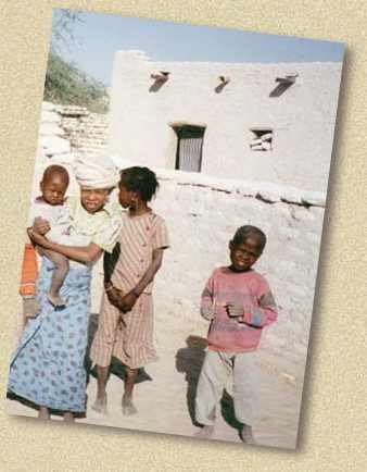 Kinderen en typisch huis in Niger